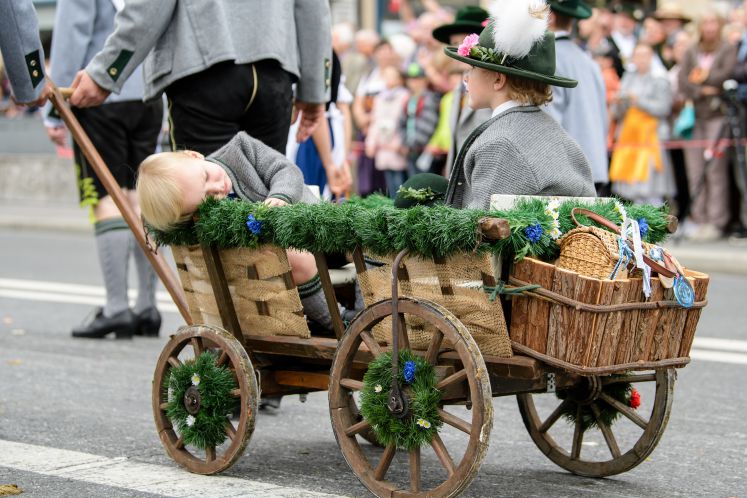 Trachtenumzug bei Oktoberfest in München 