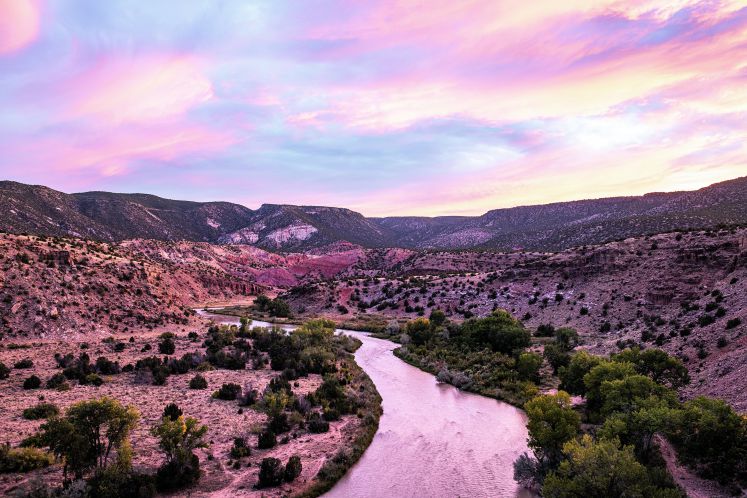 Berglandschaft beim Rio Chama nahe dem Ort Abiquiú in New Mexico