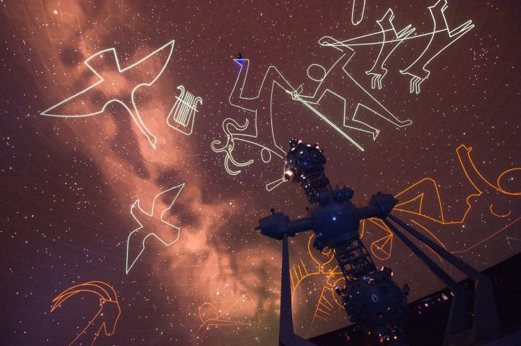 Das Zeiss-Großplanetarium projiziert in Berlin Sterne und Sternzeichen in die Planetariumskuppel / picture alliance