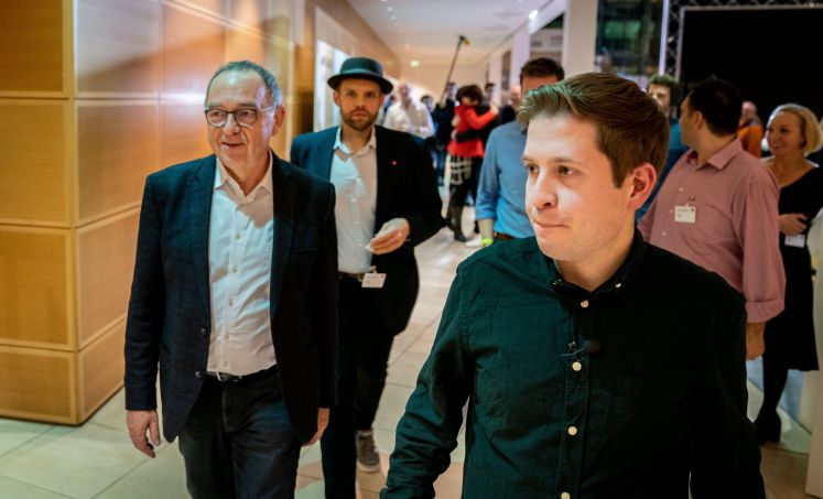 30.11.2019, Berlin: Norbert-Walter Borjans geht nach der Bekanntgabe des Ergebnisses der Abstimmung zum SPD-Vorsitz im Willy-Brandt-Haus neben Kevin Kühnert, Bundesvorsitzender der Jusos, durch die SPD-Parteizentrale. Borjans und Esken haben die Abstimmung gewonnen. Bestätigt wird die neue Führungsspitze dann auf dem Parteitag am 6. Dezember.