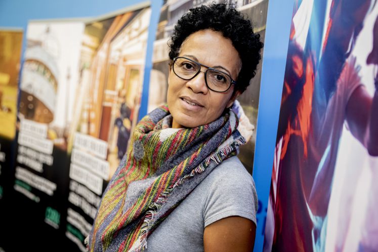 19.11.2018, Berlin: Mo Asumang, Regisseurin und Schriftstellerin, steht nach der Pressekonferenz zum Auftakt der Kampagne «Berlin steht an der Seite von Betroffenen rechter Gewalt» vor Plakaten.