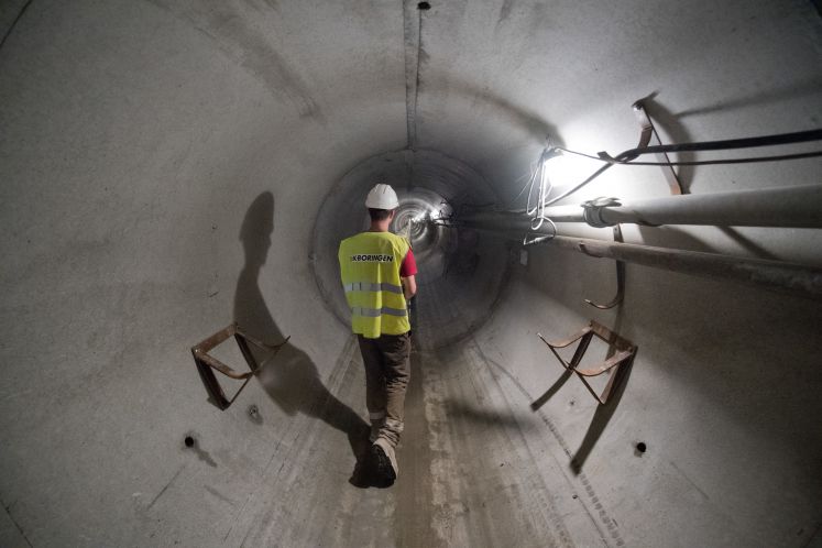 26.06.2019, Mecklenburg-Vorpommern, Stolpe: Blick in den 1003 Metern Tunnel unter dem Peenetal. 256 Betonelemente wurden während der Bohrarbeiten fortlaufend nachgerückt. Sie liegen rund sechs Meter unter dem Fluss. Die Eugal besteht bis ins brandenburgische Weißack aus zwei Strängen, danach verläuft sie bis Deutschneudorf an der tschechischen Grenze einsträngig. Ende 2019 soll der erste von zwei Leitungssträngen fertiggestellt sein, durch die das russische Erdgas der Ostsee-Pipeline Nord Stream 2 in das La
