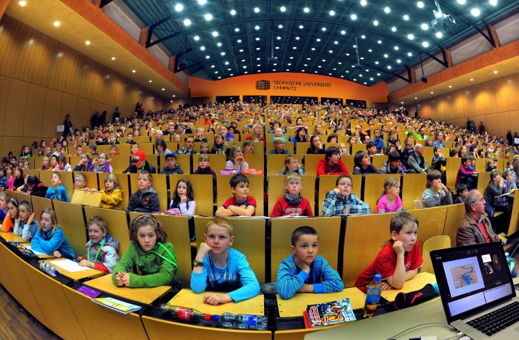 Obwohl an Wochenenden schulfrei ist, drückten an ausgewählten Sonntagen rund 800 Kinder die Schul- oder besser gesagt Universitätsbänke. An der TU Chemnitz startete im größten Hörsaal das Sommersemester der Kinder-Uni, die hier seit 2008 veranstaltet wird. In der ersten Vorlesung drehte sich alles um das Reich der Pharaonen. Im Rahmen der Kinder-Uni, die auch die anderen Universitäten in Sachsen veranstalten, gibt es jeden Monat kostenfrei eine Vorlesung. Am 13. Mai geht es um den Zufall im Leben, am 24. Ju