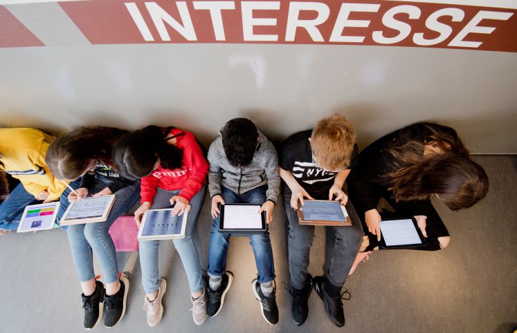 07.03.2019, Niedersachsen, Gehrden: Schüler einer 7. Klasse lernen mit iPads im Matheunterricht an der Oberschule Gehrden in der Region Hannover. Die Oberschule Gehrden gehört bei digitalen Lernen zu den führenden Schulen in Deutschland. Seit sieben Jahren - und damit schon lange vor dem Digitalpakt der Bundesregierung - findet der Unterricht hier auf eigene Initiative fast komplett in digitaler Form statt.