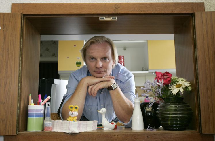 Die Schauspieler Uwe Steimle als Benno Gütermann posiert am Dienstag (21.08.2007) während eines Fototermins am Rande der Dreharbeiten des Films "Einmal Millionär sein!" in Wernigerode (Landkreis Harz) in einer Garage vor einem Auto. Als Busfahrer erlebt Benno Gütermann hautnah die Berg- und Talfahrt des Lebens: In einem Moment noch arbeitslos, im nächsten schon Millionär. Ob so viel Geld ein Segen oder ein Fluch ist, erzählt der Fernsehfilm
