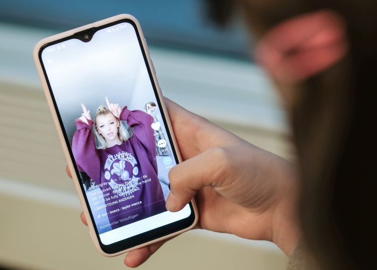 Auf einem Handy wird ein Tiktok-Video abgespielt