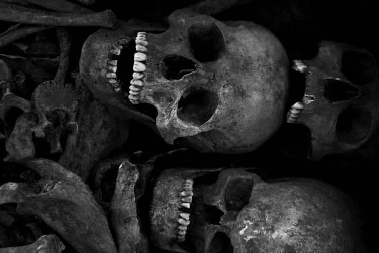 Schädel in einem Grab