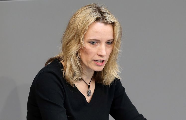 27.04.2018, Berlin: Verena Hartmann (AfD) spricht im Deutschen Bundestag. In der Sitzung werden Debatten zur weltweiten Religionsfreiheit und AfD-Initiative zur Änderung des Volksverhetzungs-Paragrafen geführt