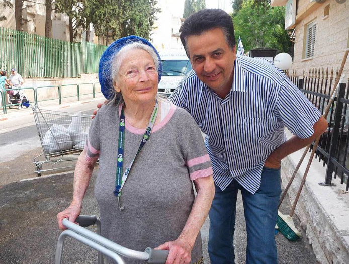 Schoschanna Kolmer mit Simon Sabag, dem Leiter des 1. Altenheims für Holocaust-Überlebende 