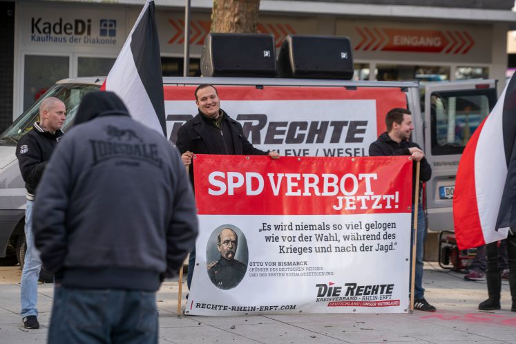 11.01.2020, Nordrhein-Westfalen, Kamp-Lintfort: Etwa 20 Demonstranten der Partei Die Rechte protestieren gegen die Beantragung des Waffenscheins von Bürgermeister Landscheidt und fordern ein Verbot der SPD. Mehrere Hundert Menschen haben zeitgleich für Bürgermeister Landscheidt demonstriert, der nach eigenen Angaben aus der rechten Szene bedroht wird. 