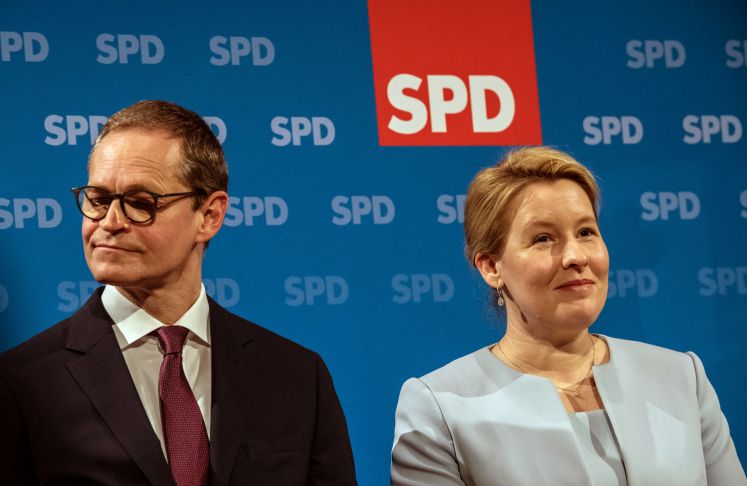 29.01.2020, Berlin: Der Regierende Bürgermeister und SPD-Landeschef Michael Müller (li) begründet gegenüber Journalisten seinen Verzicht auf den SPD-Landesvorsitz. Geht es nach dem Willen der Parteiführung soll Bundesfamilienministerin Franziska Giffey das Amt übernehmen.