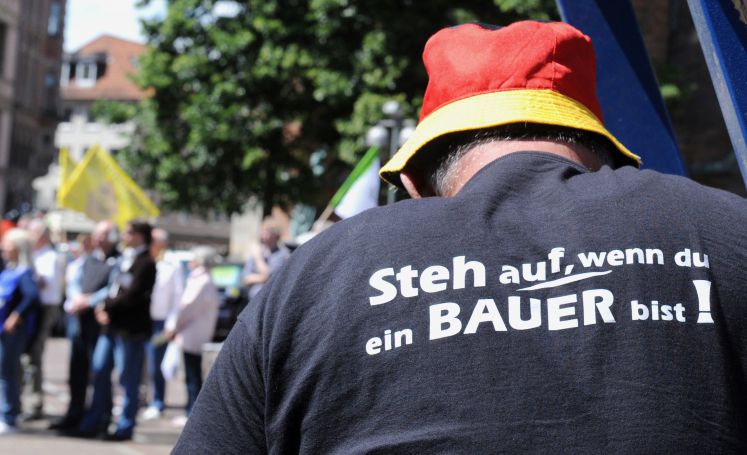 Bauern protestieren am Mittwoch (01.06.2011) mit einer Sternfahrt mit Halt in der Innenstadt von Hannover für eine neue Ausrichtung der Agrarpolitik, die bäuerlich, fair, tiergerecht und ökologisch sein soll. Die Sternfahrt, an der sich mehr als 30 Verbände beteiligen, endet am 09. Juni 2011 in Berlin vor dem Kanzleramt. 