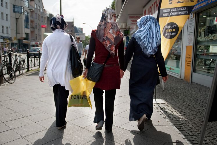 Frauen mit Kopftuch laufen am Freitag (17.08.2012) in Berlin-Neukölln über die Karl-Marx-Straße. In Berlin wurde eine Umfrage des Meinungsforschungsinstituts INFO zur Lebenszufriedenheit von Türken in Deutschland vorgestellt.