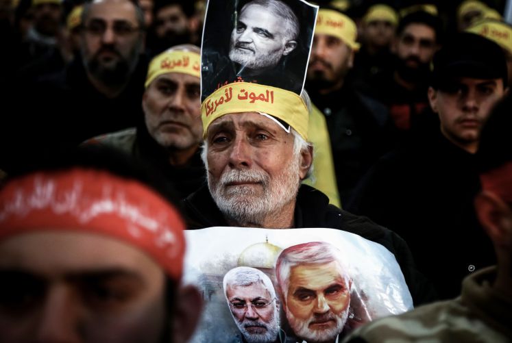 05.01.2020, Libanon, Beirut: Ein Mann weint während einer Kundgebung vom Hisbollah Generalsekretärs Nasrallah, die im Fernsehen übertragen wird, zu Ehren des iranischen Generals Soleimani. Soleimani ist bei einem US-Raketenangriff nahe dem Flughafen der irakischen Hauptstadt Bagdad getötet worden.