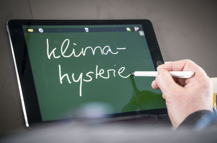 14.01.2020, Hessen, Darmstadt: Nina Janich, Professorin für Germanistische Linguistik und Jurysprecherin "Unwort des Jahres", schreibt bei einer Pressekonferenz "Klimahysterie" als "Unwort des Jahres" 2019 auf ein Tablet. Zum "Unwort des Jahres" wird seit 1991 alljährlich ein Begriff gekürt, der gegen das "Prinzip der Menschenwürde" oder gegen "Prinzipien der Demokratie" verstößt.