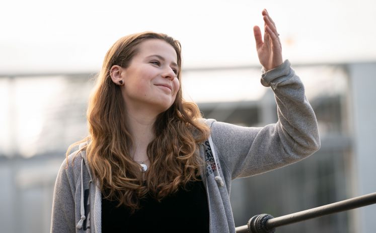 15.01.2020, Berlin: Die Klimaschutzaktivistin Luisa Neubauer von Fridays for Future steht am Rande einer Pressekonferenz zu einer Klage der Deutschen Umwelthilfe (DUH), Greenpeace, Germanwatch und BUND gegen das vom Bundestag und der Bundesregierung verabschiedete Klimapaket für ein Foto im Regierungsviertel. 