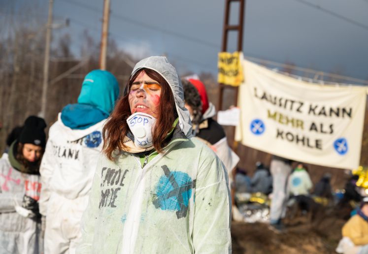 30.11.2019, Brandenburg, Jänschwalde: Umweltschutzaktivisten blockieren Bahngleise, die zum Kohlekraftwerk Jänschwalde führen und haben ein Banner mit der Aufschrift "Lausitz kann mehr als Kohle" aufgehängt. Umweltschutzaktivisten protestieren gleichzeitig im Tagebau und am Kraftwerk Jänschwalde gegen die Klimapolitik. Ende Gelände und Fridays for Future haben ein großes Aktionswochenende angekündigt.
