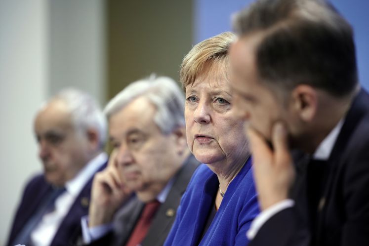 19.01.2020, Berlin: Bundeskanzlerin Angela Merkel (CDU) spricht neben Heiko Maas (r, SPD), Außenminister von Deutschland, Ghassan Salame (l), UN-Sonderbeauftragter für Libyen, und Antonio Guterres (2.v.l.), Generalsekretär der Vereinten Nationen, nach der Libyen-Konferenz auf einer Pressekonferenz. Die Teilnehmer des Libyen-Gipfels haben sich zur Einhaltung eines UN-Waffenembargos verpflichtet und ein Ende der militärischen Unterstützung für die Bürgerkriegsparteien zugesichert.