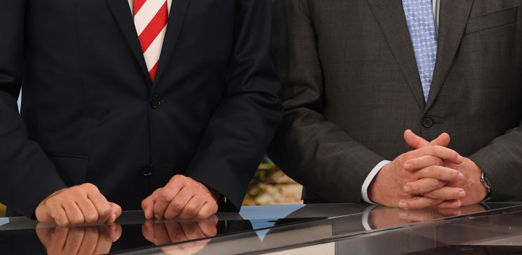 27.10.2019, Thüringen, Erfurt: Die Hände von Mike Mohring (l), CDU-Spitzenkandidat, neben denen von Bodo Ramelow (Die Linke), Ministerpräsident von Thüringen und Spitzenkandidat der Partei für die Landtagswahl, in einem Wahlstudio im Landtag. 