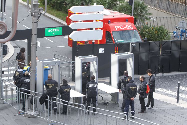 Besucher des Blumenkorsos müssen beim Karneval in Nizza durch eine Sicherheitsschleuse 