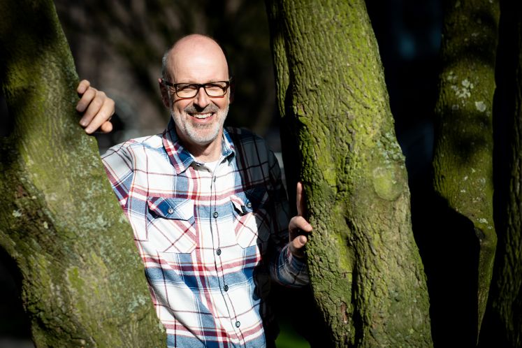 17.04.2019, Hamburg: Peter Wohlleben, Förster und Bestseller-Autor, steht nach einem Pressegespräch an einem Baum auf der Michelwiese. Wohlleben hat gemeinsam mit «Geo» ein neues Naturmagazin aufgelegt. «Wohllebens Welt» will viermal im Jahr zu einer Führung durch die Natur einladen. Das Heft wird vom Hamburger Verlag Gruner + Jahr herausgebracht. 