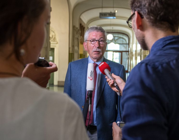 26.06.2019, Berlin: Thilo Sarrazin spricht vor der Sitzung der SPD-Schiedskommission mit Journalisten. Das Parteigericht verhandelt über den Ausschluss von Thilo Sarrazin aus der Partei. 