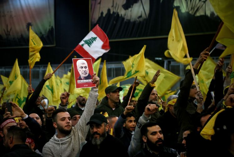 In Beirut fordern Anhänger der mit dem Iran verbindeten Hisbollah Rache für den Mord an General Soleimani 