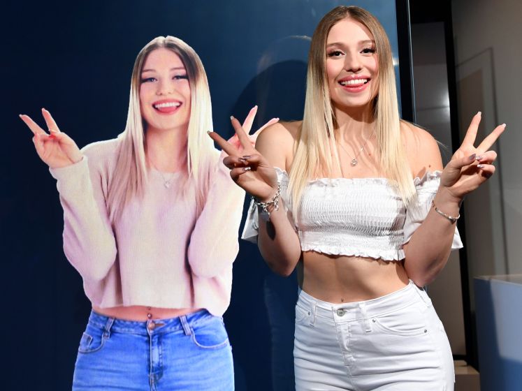 YouTuberin Bianca "Bibi" Heinicke (r) posiert am 09.05.2017 in Berlin im Madame Tussauds neben ihrem Hologramm. Es ist das weltweit erste Hologramm einer Person in einem Madame Tussauds. Es ist möglich, sich mit ihr fotografieren zu lassen und anhand von sechs verschiedenen Sequenzen mit ihr zu interagieren. Über eine App können die Fans mit ihr ein personalisiertes Video erstellen. 