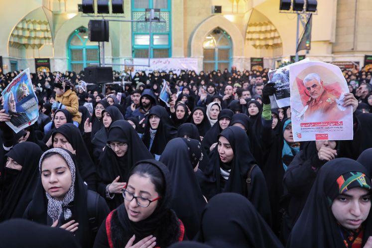 04.01.2020, Iran, Teheran: Iranische Frauen nehmen an einem Trauerzug für den ranghohen iranischen General Soleimani am Felestin Platz teil. General Soleimani war bei einem US-Raketenangriff nahe dem Flughafen der irakischen Hauptstadt Bagdad getötet worden.