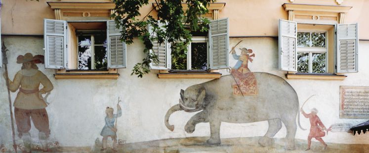 Elefanten-Gemälde an Hotelfassade