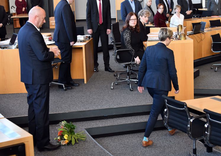 kemmerich-wahl-blumenstrauss-schande-thüringen