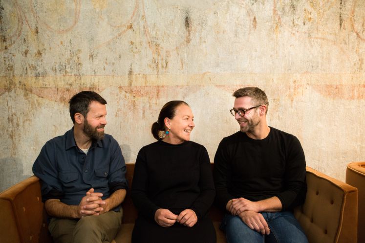 Martino Gamper, Sylvia Dell‘Agnolo und Norbert Öttl (v. l.) auf dem Sofa beim Gespräch