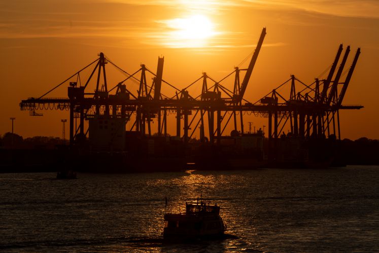Sonnenuntergang im Hamburger Hafen 