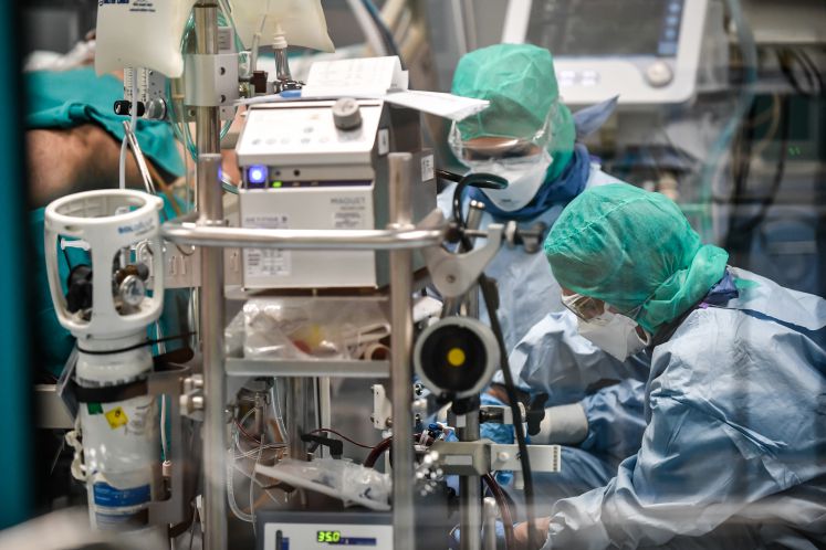 behandlung-corona-patienten-krise-arzt