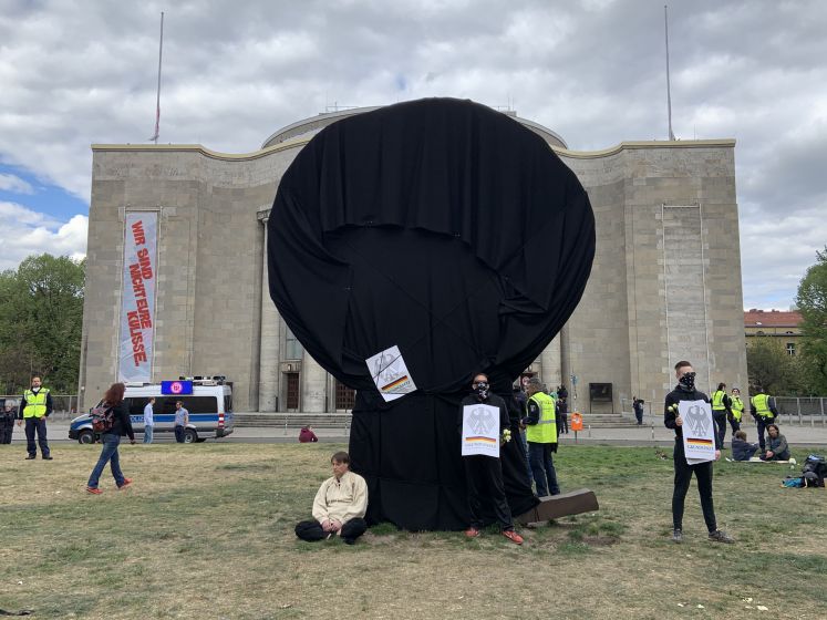 anti-corona-demo-volksbuehne-berlin-rosa-luxemburg-platz