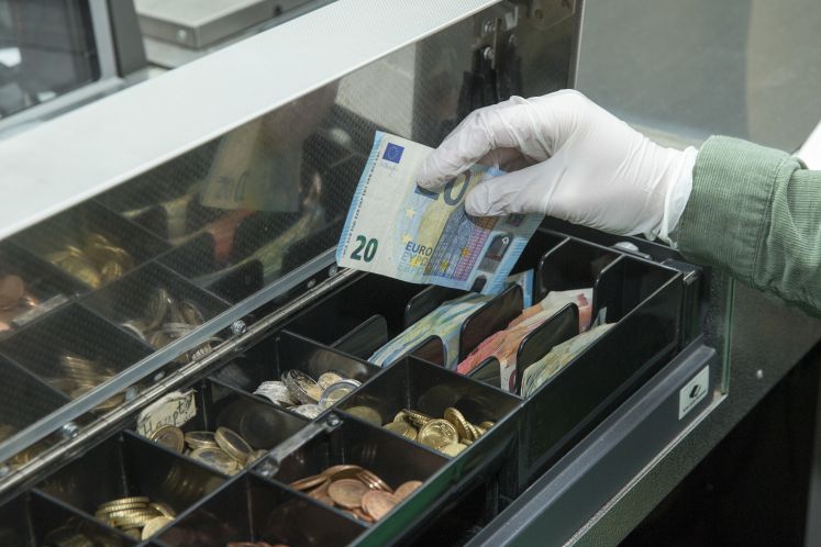 kontaktloses-bezahlen-daseinsberechtigung-bargeldes-