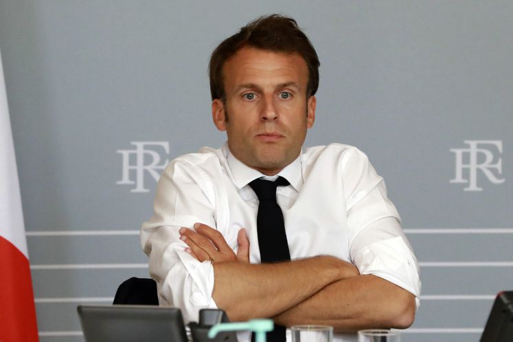 emmanuel-macron-mehrheit-parlament-parteiaustritte-hilfsfonds-angela-merkel