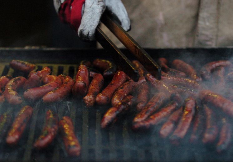 genuss-wurst-grillen-sommer-rotwein-marguez-lamm-fleisch