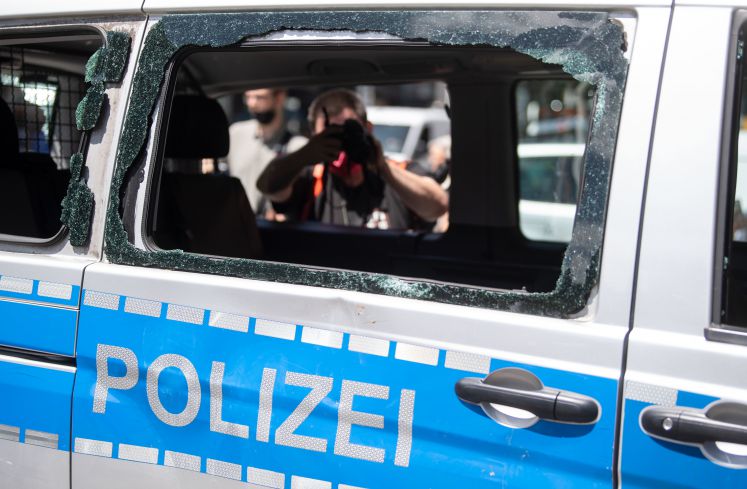 stuttgart-krawallnacht-hass-verharmlosung-gefahr-demokratie-polizei-taz