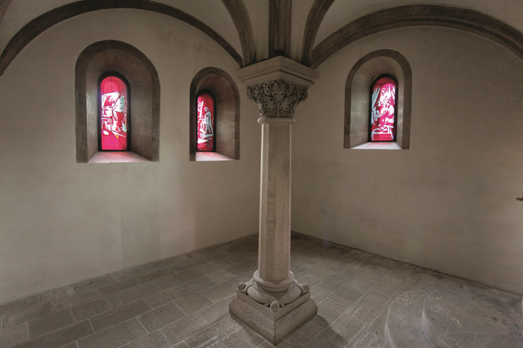 kirchenfenster-sachsen-anhalt-licht-dunkel-urlaub-reise-deutschland