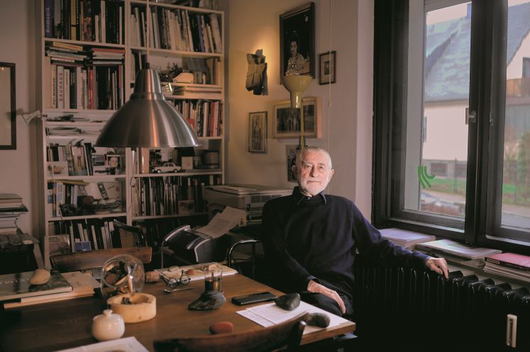 Karl Clauss Dietel in seinem Arbeitszimmer