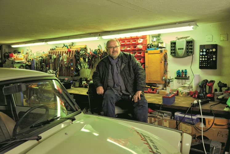 Matthias Bähr sitzt neben einem Trabbi