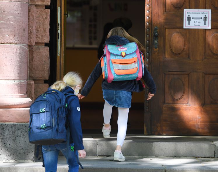 strafarbeit-drittklaesslerin-tuerkisch-kinder-deutschzwang-pausenhof