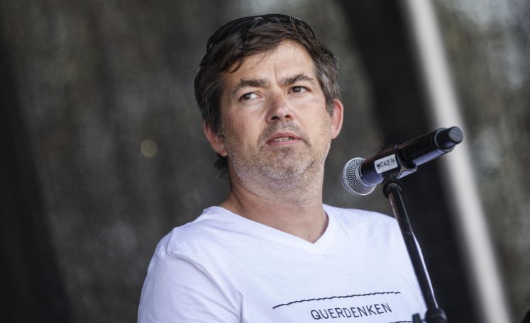 querdenken-demo-michael-ballweg-grundgesetz-reichsbuerger