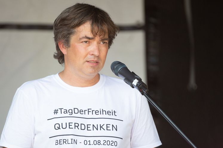 querdenken-ballweg-corona-demonstration-verfassung