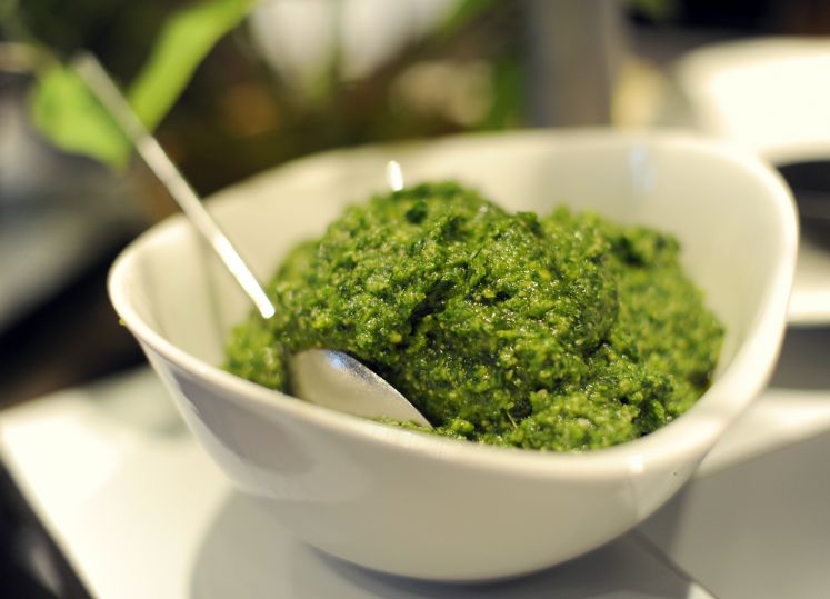 pesto-alla-genovese-spaghetti-mit-pesto-rezept-pinienkerne-basilikum-moerser