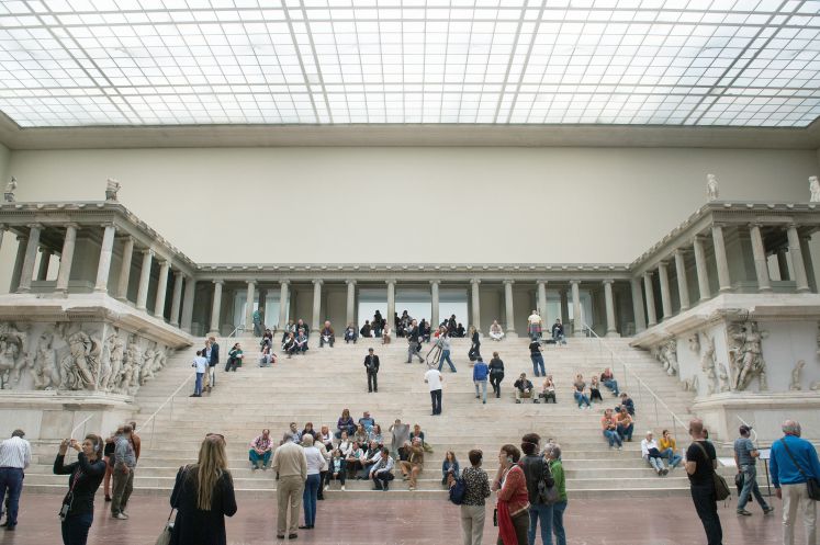 vandalismus-museumsinsel-pergamon-kunst-verschwoerungsmythen-attila-hildmann