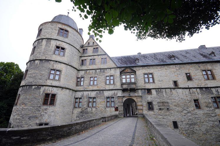 vandalismus-museen-kultur-esoterik-neuheidentum-wewelsburg-pergamon-attila-hildmann