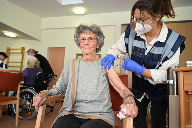 vulnerabilitaet-alte-corona-impfung-identitaetspolitik-judith-butler