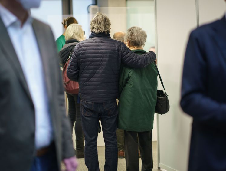 die-jagd-nach-einem-impftermin-lange-leitung
